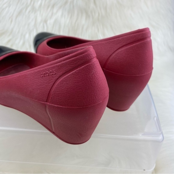CROCS WEDGE HEEL CAP TOE  SHOES COLOR RED AND BLACK SIZE W8 - Picture 2 of 10